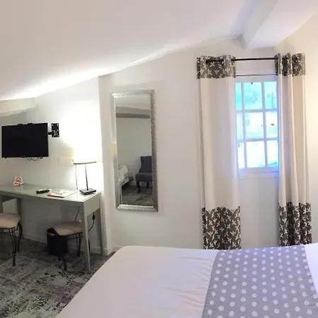 Готель Du Pont Vieux 3*