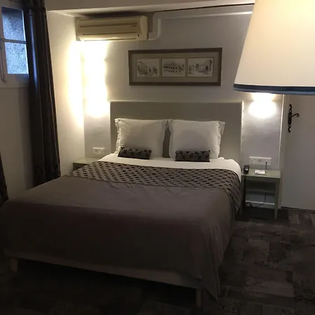 Du Pont Vieux, Au Pied De La Cite Hotel 3*