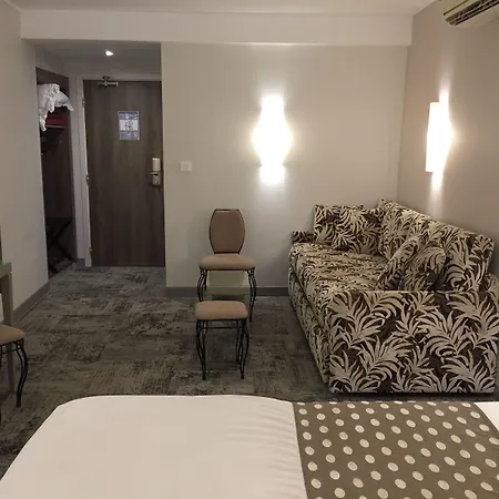Hotel Du Pont Vieux, Au Pied De La Cite Medievale 3*