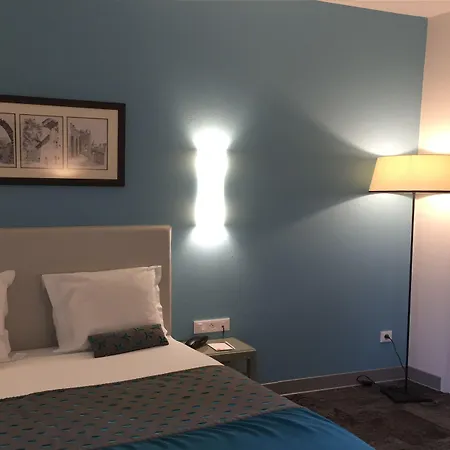 Du Pont Vieux, Au Pied De La Cite Medievale Hotel