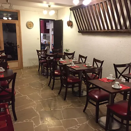 Hotel Du Pont Vieux, Au Pied De La Cite Medievale 3*