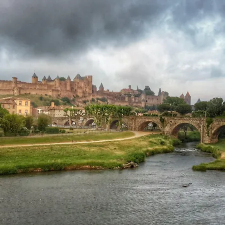 Du Pont Vieux, Au Pied De La Cite 3*