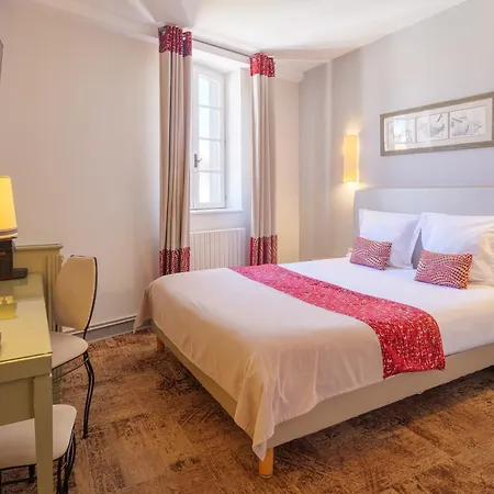 Du Pont Vieux, Au Pied De La Cite Medievale Hotel