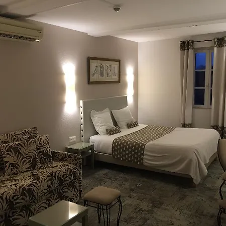 Du Pont Vieux, Au Pied De La Cite 3*